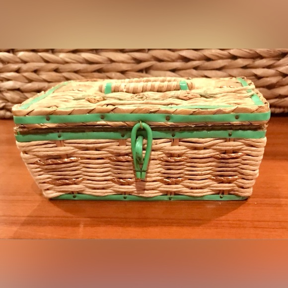 Vintage-1960s Wicker Sewing Basket, wood bottom, satiny fabric inside, Japan - Picture 4 of 5